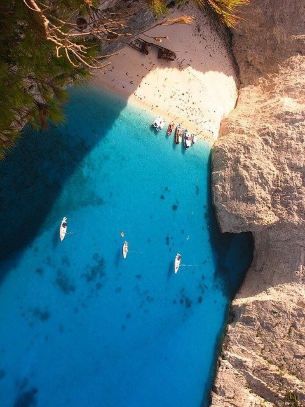 希腊：那瓦吉奥海滩Navagio 那瓦吉奥海滩无疑是欧洲最美海滩之一，其位于希腊扎金索斯岛。清澈的海水拍打着这个幽静小海湾的白色沙滩。因此海滩上仍存有生锈的残骸，故又名沉船湾。海滩被包裹在悬崖峭壁之中，仅容小船通过。旅游旺季时节，这里人山人海，你可以尽情地玩乐：游泳、潜水抑或懒散地躺在白色的沙滩上沐浴阳光。旅游淡季，这里则是一个安静、与世隔绝的小天堂，另有一番风味。