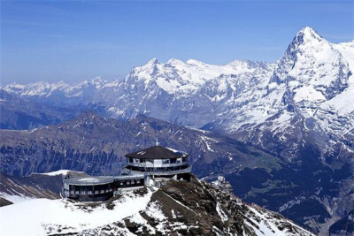 瑞士米伦，Piz Gloria餐厅。瑞士的雪朗峰高达2970米，山顶是Pic Gloria餐厅，特工007曾在这里取景拍摄。