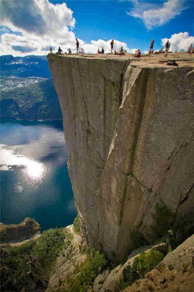 挪威的布道石，挪威语叫Preikestolen。是一块天然的被冰川刷出来的四四方方的岩石，高约600米，处在挪威石油之都Stavanger境内附近的丽萨峡湾中。其实这块岩石本身并不危险，不过站在岩石的边上往下看，峡湾上吹起的…