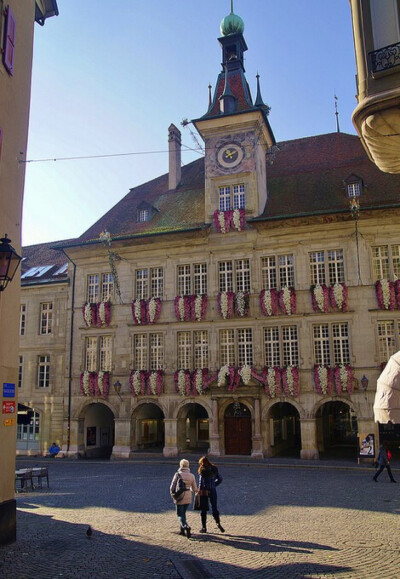 洛桑Lausanne是瑞士法语区城市，位于日内瓦湖北岸，与法国城市埃维昂莱班隔湖相望。洛桑瑞士的第五大城市。洛桑与邻近的日内瓦一样，是许多著名的国际组织例如国际奥委会等的总部所在地，因此也被称为“奥林匹克首都…