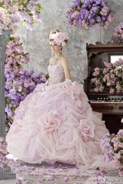 Stella de Libero丨日本婚纱品牌。带有花型图案的婚纱礼服已经不新奇了，婚纱色彩也不再局限于纯洁的白色，Stella de Libero 新一季的婚纱设计灵感来自色彩斑斓的鲜花，这种感觉如同你将真正的花穿在身上一样，穿上…