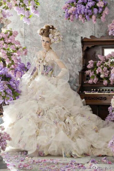 Stella de Libero丨日本婚纱品牌。带有花型图案的婚纱礼服已经不新奇了，婚纱色彩也不再局限于纯洁的白色，Stella de Libero 新一季的婚纱设计灵感来自色彩斑斓的鲜花，这种感觉如同你将真正的花穿在身上一样，穿上…