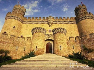 西班牙的曼萨纳雷斯城堡 坐落在Guadarrama山脉的南坡上，距离马德里50公里远，位于Santillana水库和La Pedriza悬崖之间。它是十五世纪卡斯蒂利亚人军事建筑的典范，同时也是西班牙此类建筑中的最后一座。更多精彩推…