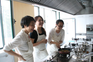  昨天的课上，阿尔法老师分享的电影是《Waitress》（女招待），珍娜是乔餐厅里最招人喜爱的女招待。但很多人似乎更愿意称她为“派天才”，因为她总能将日常生活中发生的一些事情或情感的起伏，变成制作派的灵感。 同学们一边看着电影，一边学做樱桃派，做的倒是还像模像样。