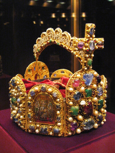  现存最为古老的王冠应属神圣罗马帝国的黄金冠。这顶王冠制作于约公元10世纪的奥托一世或康拉德二/三世时期，在12世纪的史料中有文字明确记录过这顶王冠。神圣罗马帝国时期，这顶王冠和帝国之剑、帝国之矛和帝国十字…
