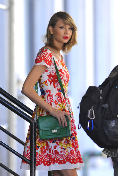 TAYLOR SWIFT - outside of Taylor’s apartment 挑战时尚权威红配绿…[14/06/20]