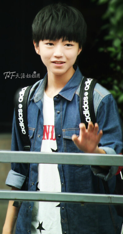 王俊凯 20140520 广电门口