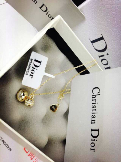 ￥330配送如图盒子一套✨CHRISTIAN DIOR 迪奥Miss en Dior系列项链 德国进口纯银 AU 750成色 真空电镀18K金层 进口施华洛水晶项链 DIOR LOGO刻字清晰 抛光细节做工呈现完美精致✨每一个节奏都代表着迪奥的一个标志 …