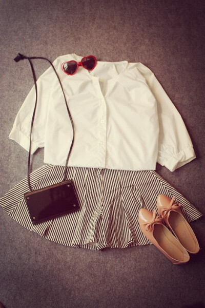 白衬衫+条纹裙裤 简洁大方