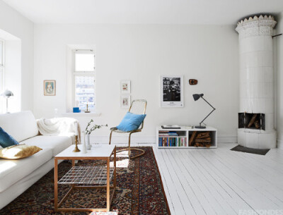 客厅 在设计领域里，白色意味着背景，也意味着酷。而展现白色的方式又可以千变万化。这座坐落于瑞典斯堪的纳维亚的房屋，以白色的背景，衬托出其它物品的明晰线条，甚至连门都做了特别处理，使整个室内场景看起来如…