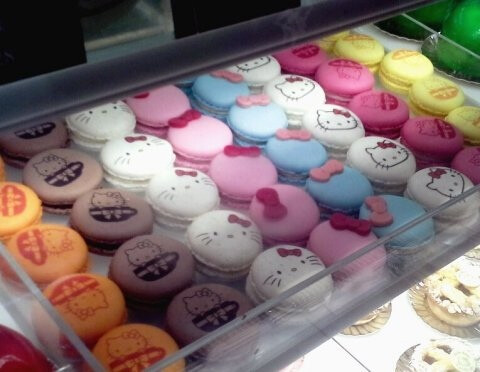 HK Hello Kitty le petit cafe Cafe 的全店叫 Hello Kitty le petit cafe，顾名思义，这家店真的很petit，只是一个counter 位，但装修却很有心。地址：銅鑼灣軒尼詩道555號崇光百貨B2層B12舖