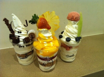 HK Smile Yogurt &amp;amp; Dessert Bar Smile Yogurt &amp;amp; Dessert Bar ，卖甜品和优格为主，表姐妹带我去吃的，我去的这家位于尖沙咀，以卖相精致出名吧。地址：銅鑼灣軒尼詩道500號希慎廣場5樓509號舖；尖沙…