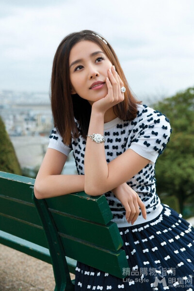 刘诗诗日前为《精品购物指南》拍摄的一组封面大片曝光，漫步巴黎街头浅笑嫣然，诠释着她独特的迷人姿态，尽展温润柔和的魅力。
