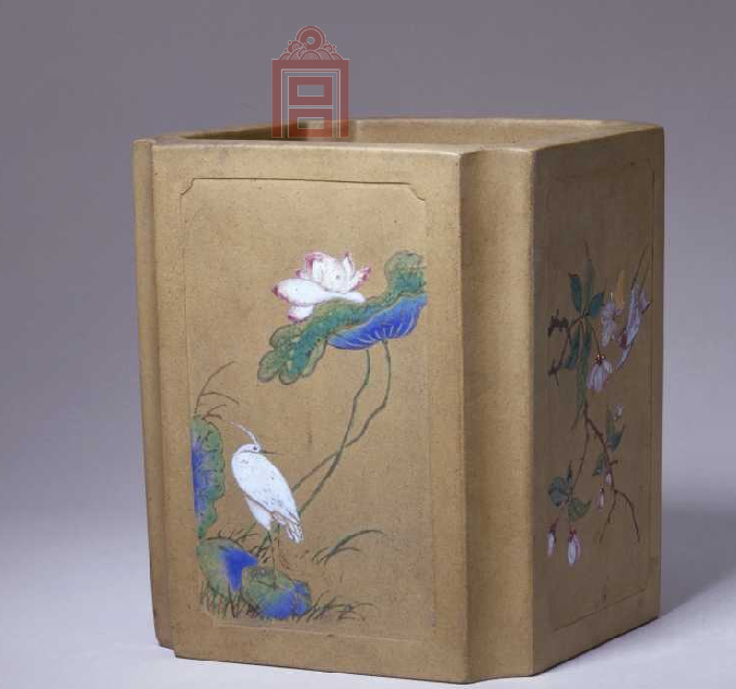 宜兴窑紫砂彩绘花鸟纹委角笔筒，清乾隆，高13.5cm，口径12×12cm，足径11×11cm。 笔筒方形，委角。浅黄色砂泥。外壁以白、粉、黄、绿等色设色，四面分别绘有：鹭鸶莲荷、飞燕桃花、喜鹊登梅、双蜂戏菊。笔筒色调丰富，制作技艺纯熟，所绘花树枝叶纷披，摇曳生姿，禽鸟等轻盈灵动，顾盼生辉。以紫砂胎施以粉彩的做法在清乾隆时期大量出现。