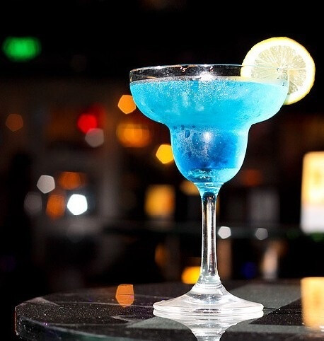 蓝色玛格丽特，迷醉在这抹海样的蓝。凉风袭人的清凉感和特其拉酒的清香一同溶化在燥热的口中，恰恰令人如同置身于夏日的海边，还有在海边嬉笑玩耍的恋人