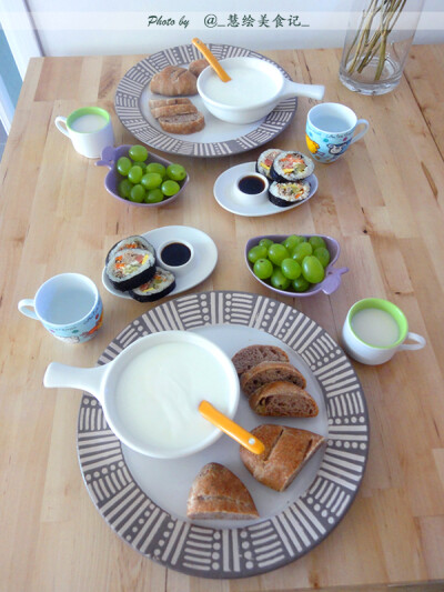 核桃面包、酸奶、紫菜包饭、水果~