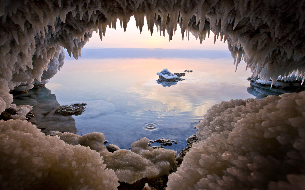  纯净唯美盐湖。这次的风景桌面壁纸将带你体验原始的、超凡脱俗的、美丽的死海和盐湖，通过多张壁纸展示世界各地的盐沼、洞穴、盐田、钟乳石，以及其它怪异的摄人心魄的风景。 http://www.bizhizu.cn/size23/