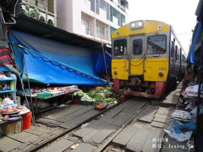 美功铁道市场，泰国。更多精彩推荐，尽在---旅行FM http://t.cn/8sUgpiX