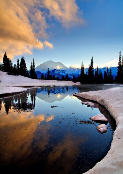 Tipsoo湖的日落，雷尼尔山国家公园，位于华盛顿西部，西雅图南面，1899年为保护雷尼尔山自然景色而建立了这座国家公园。