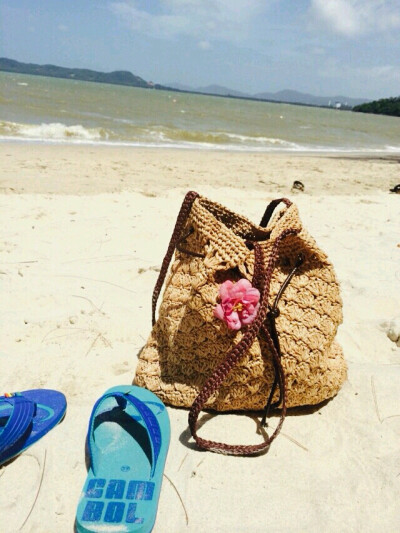 手工钩编的沙滩包和她的主人在普吉岛晒太阳ing