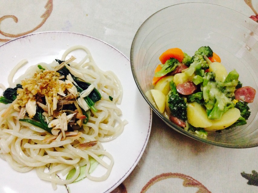 菠菜鸡丝面、奶油烩蔬菜