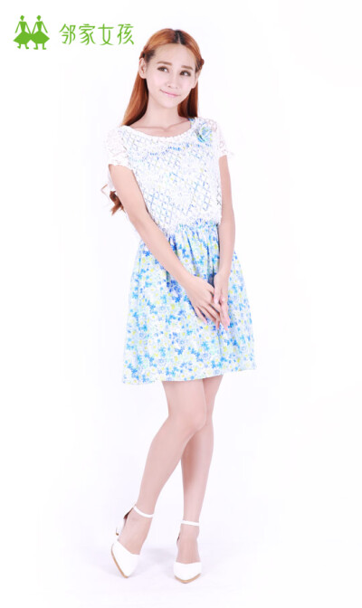  【邻家女孩2014夏新品】想要穿出甜美乖巧的女孩look，不妨试试这件浅蓝色印花两件式连衣裙，淡淡的雏菊印花凸显田园风的清新质朴，蕾丝钩花罩衫更显浪漫唯美。 ★推荐关注邻家女孩微信公众号：gznebgirl★