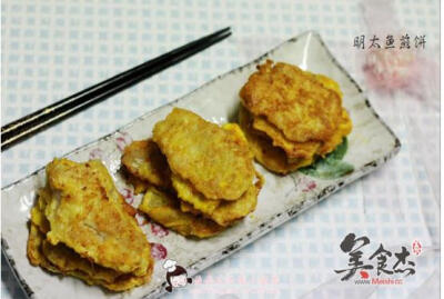 明太鱼饼的做法 1.将明太鱼片用厨房纸巾擦一下，吸去多余的水；鱼片裹一下面粉 2.然后蘸一下蛋液，放到锅子里，中火两面煎熟
