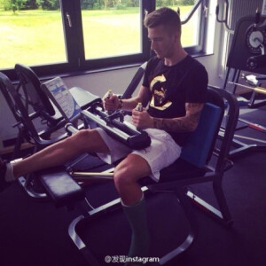  德国队队花罗伊斯，目前效力于多特蒙德足球俱乐部，因伤未参加此次的世界杯让不少球迷感到惋惜，而私底下的他看似“坏小子”的外表下有着温柔善良的内心，不得不感叹德国队里的球员真是体格好颜面俊，关键是盛产男神啊！ins:marcinho11