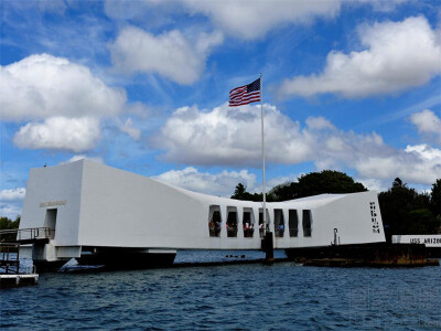 珍珠港 珍珠港（Pearl Harbor）是一位于美国夏威夷州瓦胡岛上的海港，位于该州首府檀香山西方，由3个呈鸟足状深入陆地的海湾组成，仅一窄口与大洋相通。港区掩蔽条件好，水域回旋余地大，为世界著名天然良港。