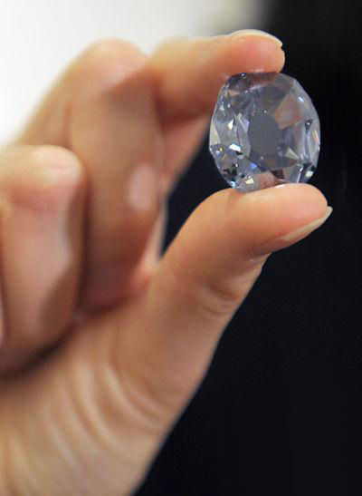 灼灼其华—盘点世界上最贵的八款钻石 Wittelsbach-Graff钻石2430万美元（14889万人民币） 在十七世纪中叶，印度出土的原维特尔斯巴赫钻石重量超过35克拉，曾经是奥地利和巴伐利亚王冠上的宝石的一部分。英国珠宝商劳伦斯格拉夫(Graff)于2008购买了这颗钻石并将这颗钻石改名为维特尔斯巴赫-格拉夫。