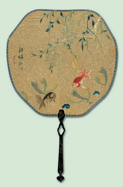 ！ 绢宫扇 绢宫扇又叫纨扇、团扇、罗扇，它出现于羽扇之后、摺扇以前。 古代的绢宫扇大多制作精细，装饰华美：“团扇：近世士民通用，素绢两面绷之，或泥金，或瓷青湖色，亦有月圆、腰圆、六角之形，皆倩名人书画其…