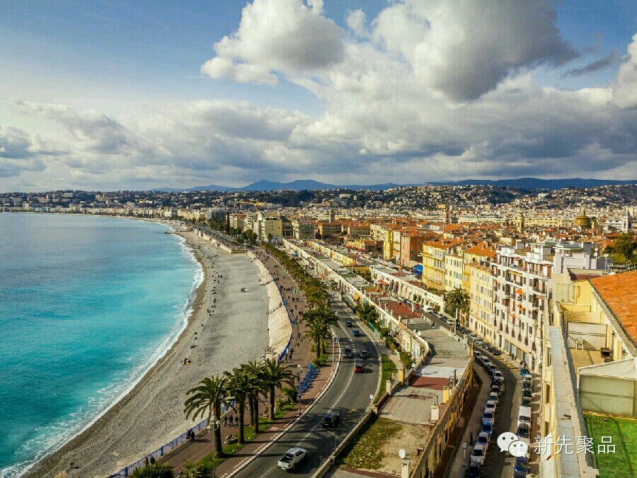 ！ 沿着法国南部尼斯的盎格鲁街漫步。(Promenade des Anglais,意为“英国人步行道”，是法国东南部城市尼斯一条沿着地中海蔚蓝海岸的著名的海滨步行道。）