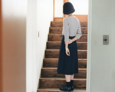 好喜欢条纹T和高腰百褶裙的搭配