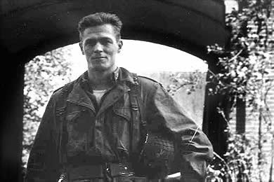 Major Richard “Dick” Winters, 1918-2011 本人真实超级帅啊比电视剧里还要帅！这样人品好，能力强，长得帅真是难得啊~~~~~《兄弟连 Band of Brothers》