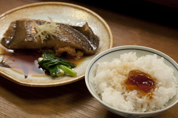 【- 煮こごり】鱼冻 煮鱼的时候，事先要处理干净，先热水烫一下，然后再用冷水清洗，将鱼鳞剔除干净，这样可以去除腥味，煮出美味的鱼汤。第二天会结出鱼冻，这样好吃的鱼冻就做好了