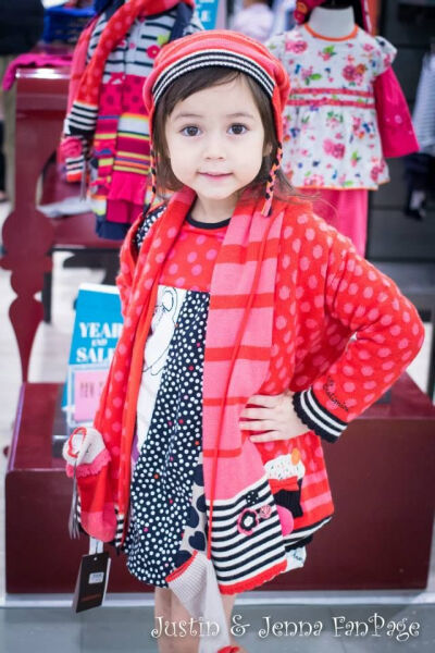 超级可爱的Jirada Moran是一位泰美混血小萝莉,今年5岁,是泰国2014年十大童星之一。她代言过麦当劳、chanel童装、雅士利等数十个广告,还给泰国航空拍过宣传片,她还出演过多部电视剧,小小年纪能歌善舞多才多艺