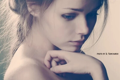 眉眼里流露出淡淡的忧伤