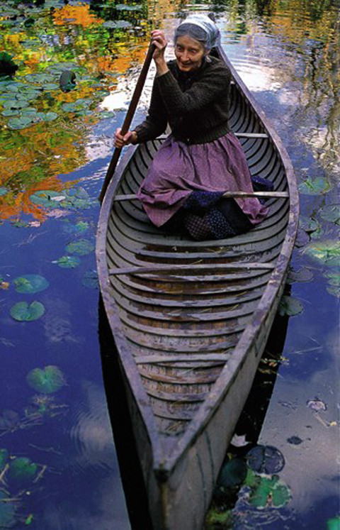 塔莎杜朵（Tasha Tudor），1915年出生在美国名家，父亲是飞机设计师，母亲是肖像画家。但是她却从小不爱华丽世界，不爱上流社会的交际，倒是对于农场等自然环境怀有浓厚的兴趣。她继承了父亲丰富的想象力的气质和母亲绘画的天赋，从小就开始画图画书。不幸的是9岁时候父母离婚，开始了双亲朋友家的寄养生活。