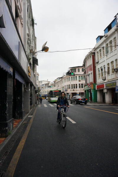 清晨绵绵细雨的中山路