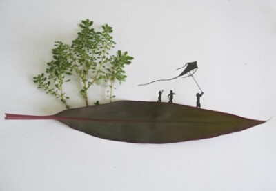 马来西亚的自由平面设计师Tang Chiew Ling ，她巧妙的利用树叶，加上手绘，构成一个个有趣的艺术作品。