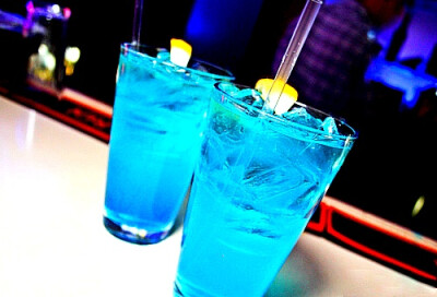 Blue drinks with yellow lemon wedge