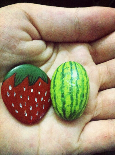 同事画的石头画 西瓜和草莓