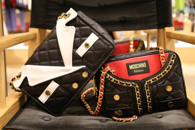 Moschino 手袋同clutch造型都夠晒特別!