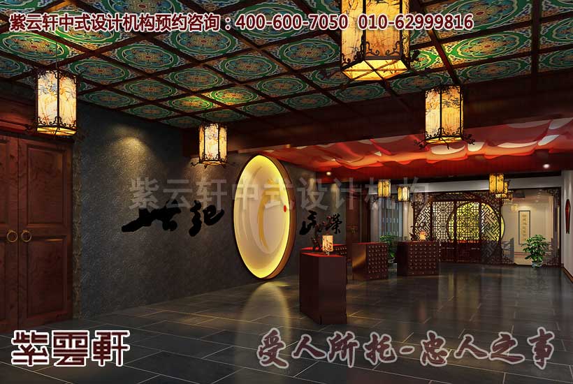 中式公装店面展厅会客厅与展厅前台一壁之隔，在布置设计上大体一致，偏暗色的修饰以及棕色基调的家具装饰，最能体现其中的厚重感。相比较大厅的凌然肃穆，这里又多了几分鲜艳的冷艳，像是古代梳洗一番的美女，有着无法超越的年代感。