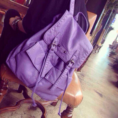 （货号：Al20069紫色）独家自制水洗皮薰衣草紫双肩包和你们见面了[闪电][闪电][闪电]众所周知水洗皮系列一直是我家的绝对稳定爆款[色][色][色]出的每个款都爆翻！[色][色]你们拿过货都懂！这个水洗皮和市场上的劣质…