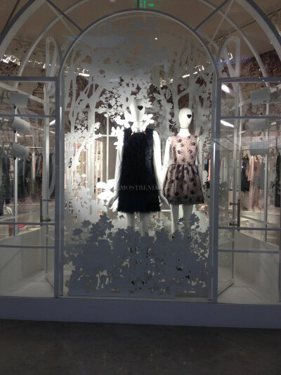 橱窗Red Valentino