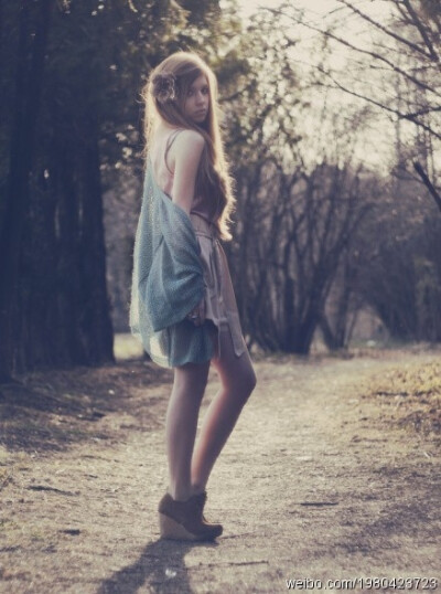 会有那么一天，你会脱掉你爱的帆布鞋，穿上漂亮的高跟鞋，优雅的走在路上，你会盘起发髻，梳上刘海画着精致的妆容，徘徊在各种社交场合，不再像以前那样梳着马尾，留着齐眉刘海哈哈的傻笑，你会成为父母引以为傲的女…