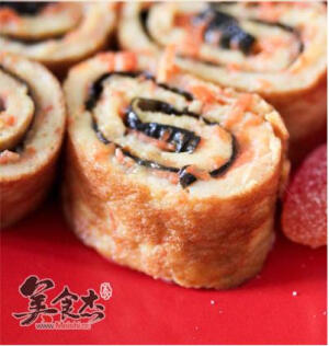 韩式鸡蛋卷的做法 1.鸡蛋略加料酒打散，加入胡萝卜屑、盐，搅打均匀 2.锅中热油，加入蛋液，将蛋液滑开，火调成中小火，待鸡蛋完全炒熟 3.放一张厨房用纸，将炒好的鸡蛋饼放在上面吸油，而后在上面放紫菜片，之后卷卷，大约2厘米切段即可