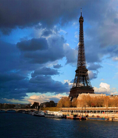 埃菲尔铁塔是巴黎的重要标志，被法国人爱称为“铁娘子”，建于1889年，这座奇迹建筑在法国屹立百年，铁塔设计新颖独特，是世界建筑史上的技术杰作，是法国巴黎的重要景点和突出标志。