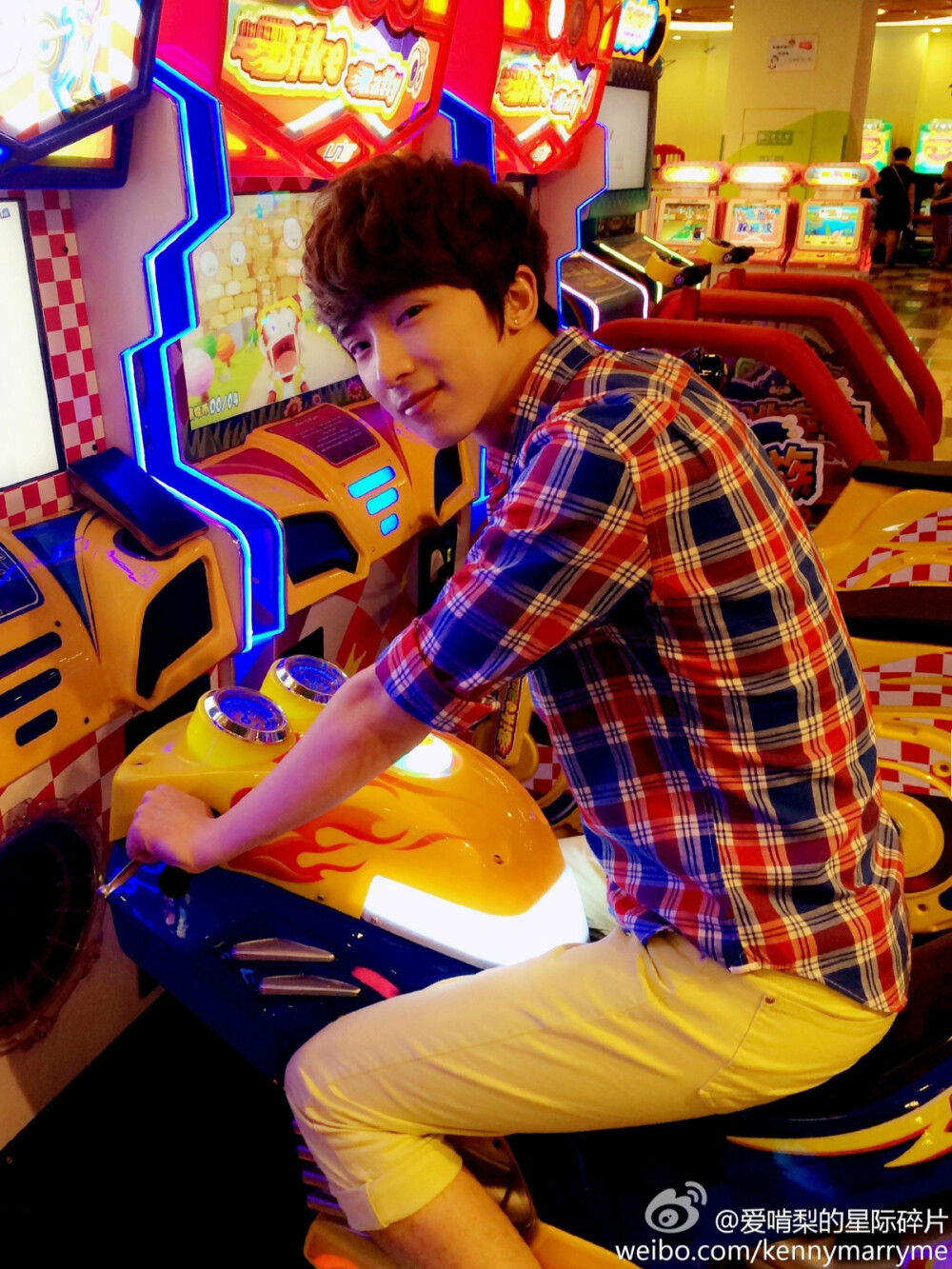 沈煜伦：#Kenneth Twinkling柯恩世家# 爱情里，你永远无法用爱来形容你所想形容的一切。毫无保留的用他将自己的世界塞满，脱下正装随时待命陪他玩说走就走的游戏，眼角的余光随时把握他眼神里对所有事物的好奇和期盼。我把最美好的青春选择和你度过，你也势必在漫长的年华里和我一起双影绰约@沈肯尼_London